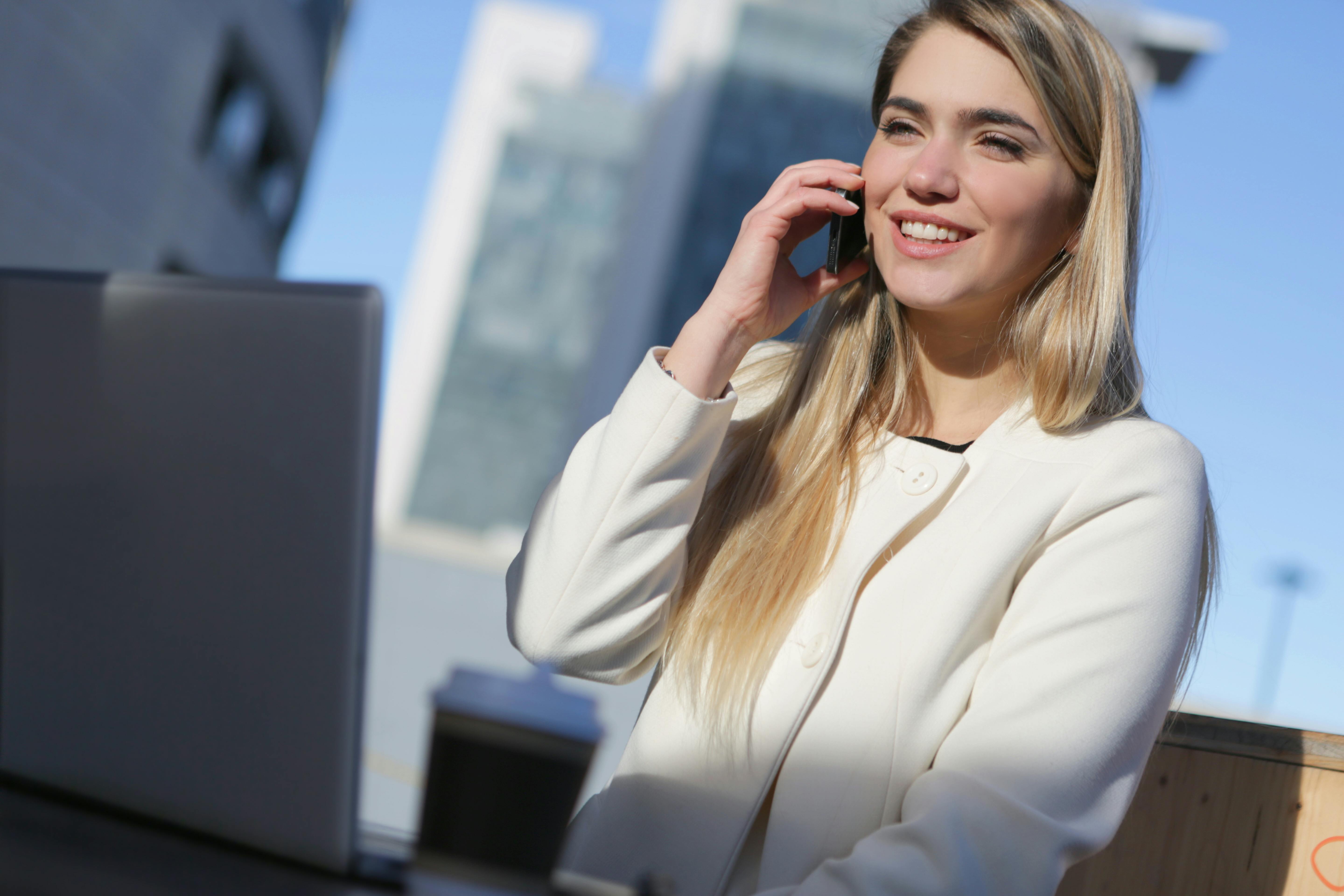 Andrea Piacquadio: women on her phone eSIM4Travel